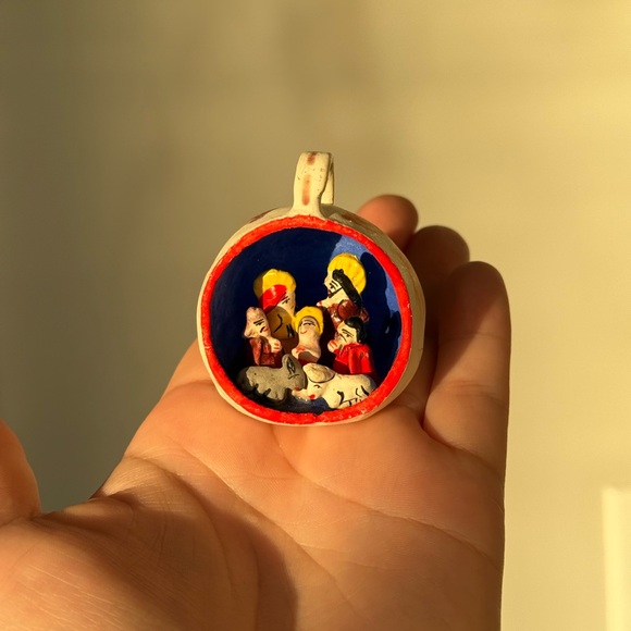 Vintage Christmas Folk Art Painted Pottery Nativity ‘Crèche’ Diorama Ornament - Picture 10 of 10